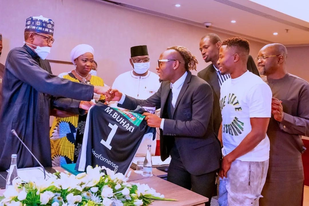 Saviour Godwin presents Casa Pia jersey to Muhammadu Buhari
